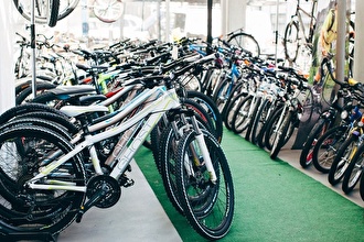 Viele Fahrradmarken und Elektro-Bikes