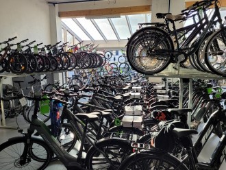 Viele Fahrradmarken und Elektro-Bikes / Pedelecs