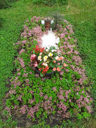Grabneugestaltung, Grabpflege und saisonale Blumen