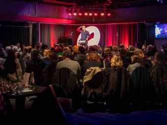 Stand-Up-Comedy live auf der Bühne im Werksviertel-Mitte München